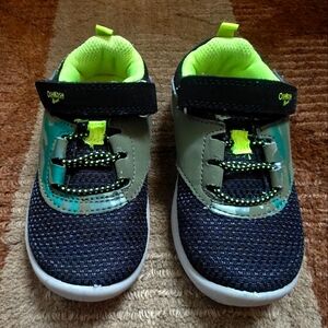 Oshkosh B'gosh toddler size 8 EverPlay sneakers in camo